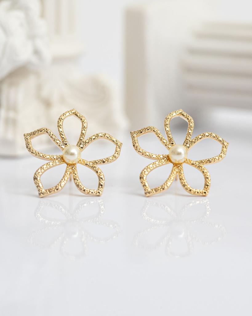 Brinco flor vazada com pérola