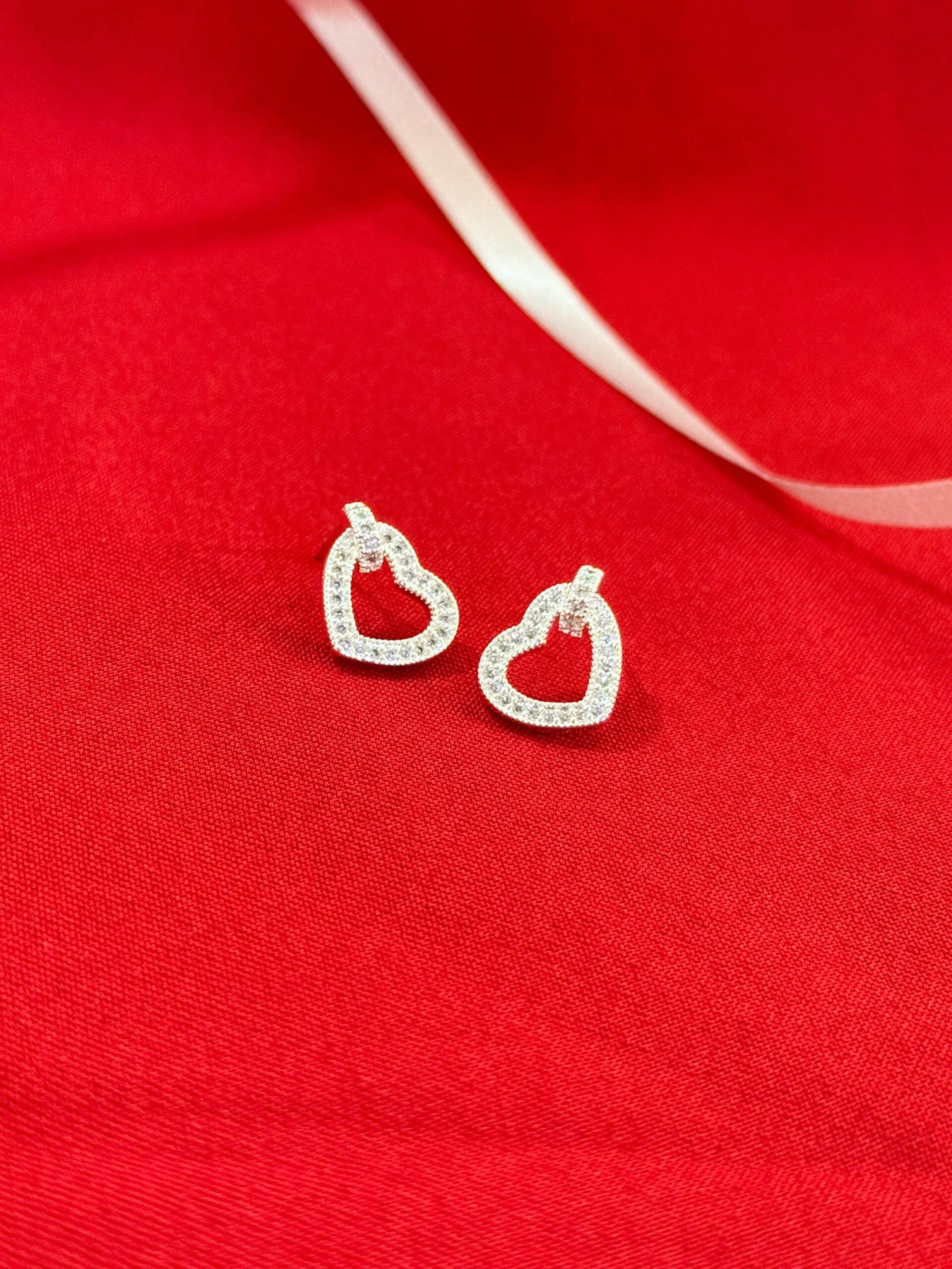 Brinco Coração Vazado Cravejado Banhado a Prata