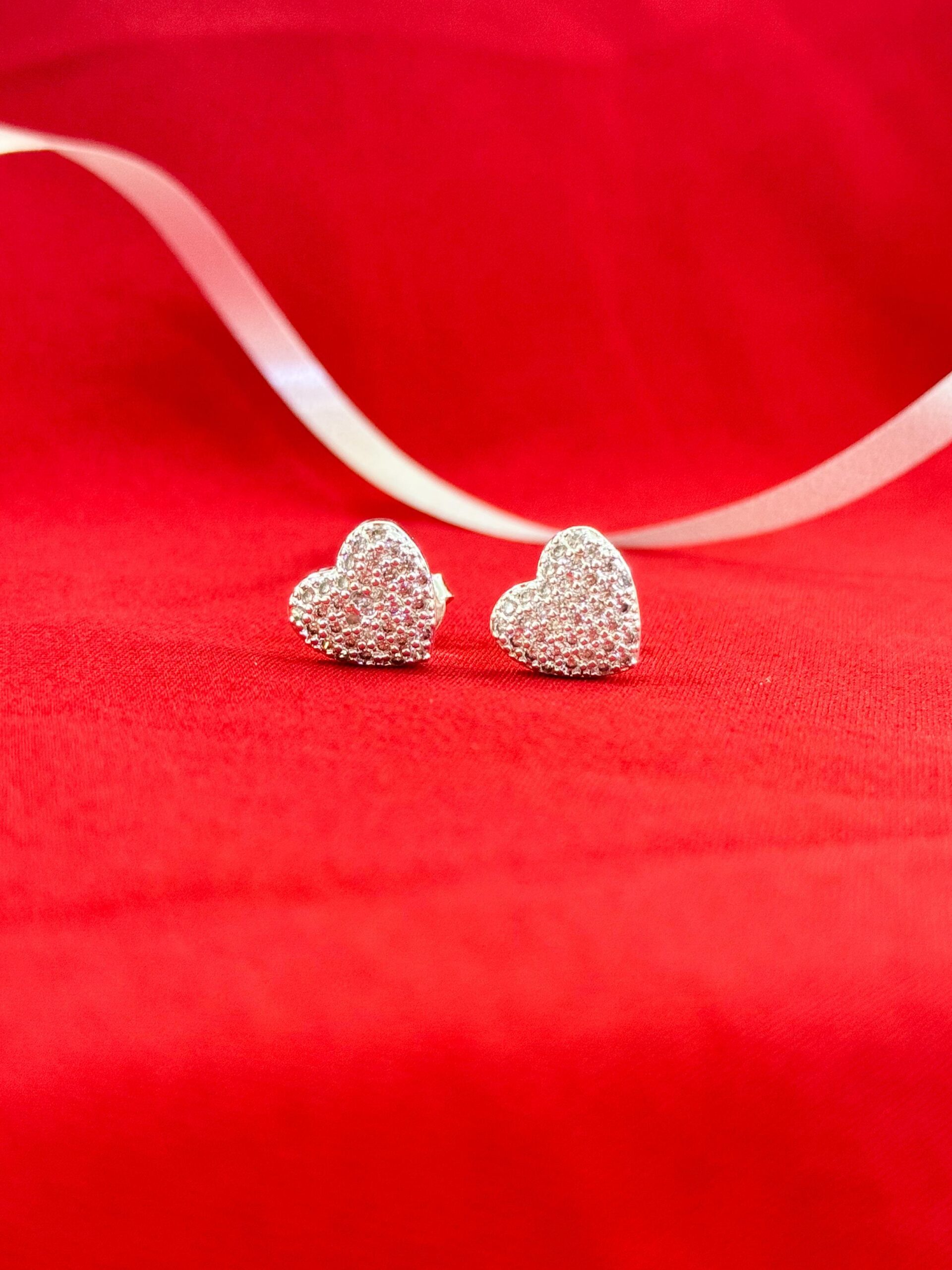 Brinco Coração Cravejado Banhado a Prata