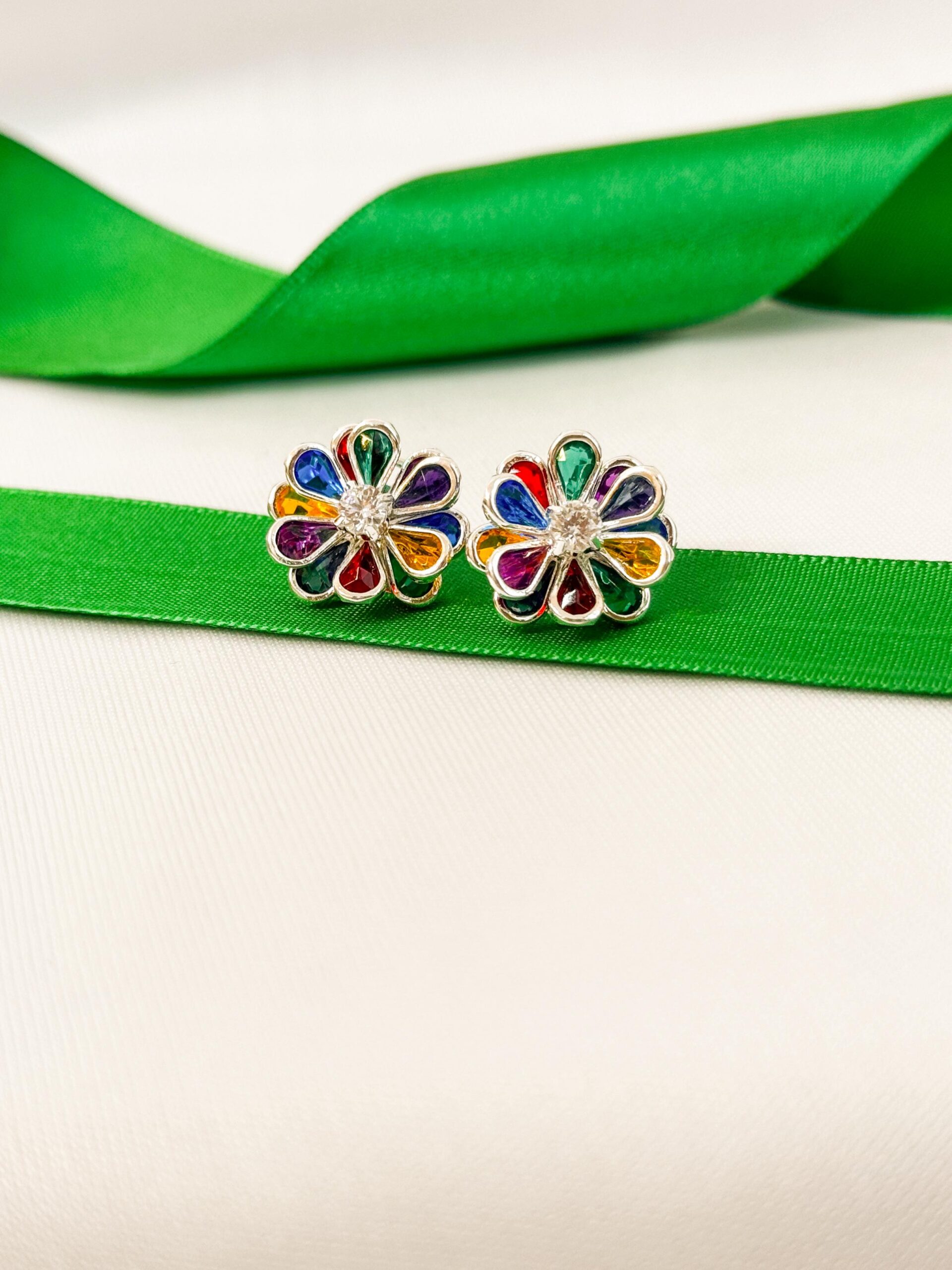 Brinco Flor Colorida com Zircônias – Banhado a Prata