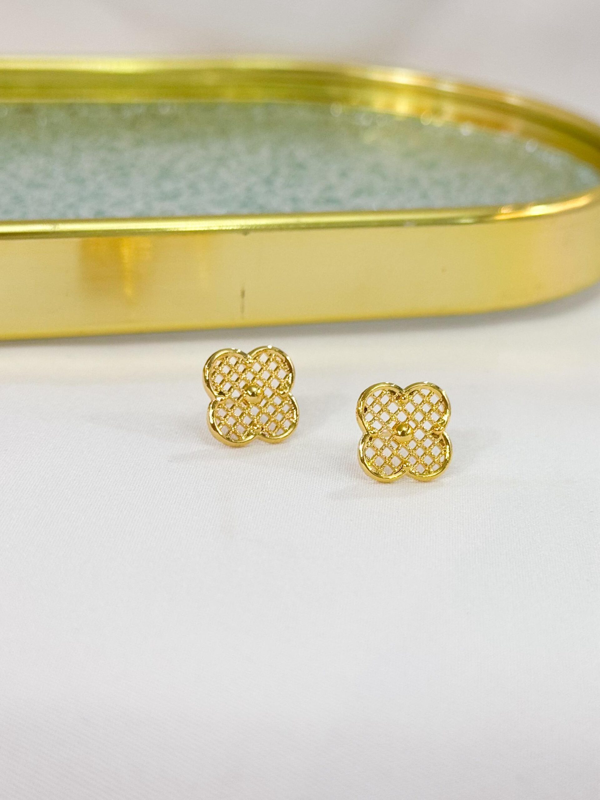 Brinco Dourado Flor Vazado Texturizado