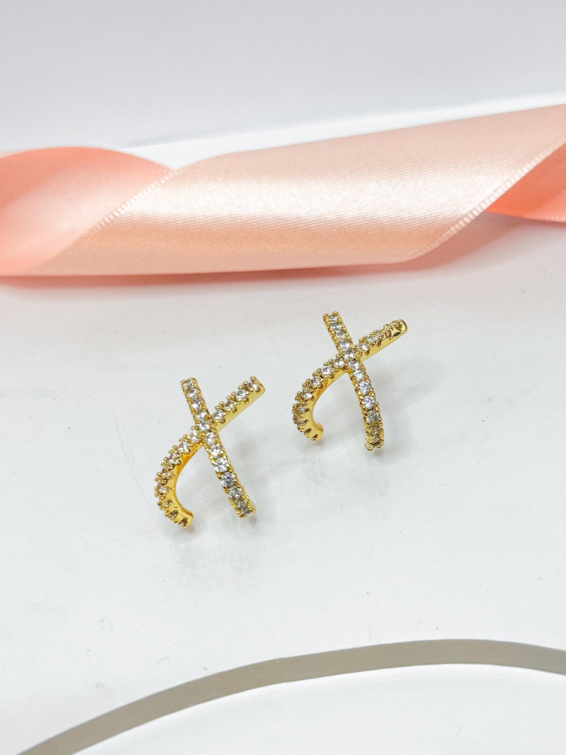 Brinco cruzado cravejado