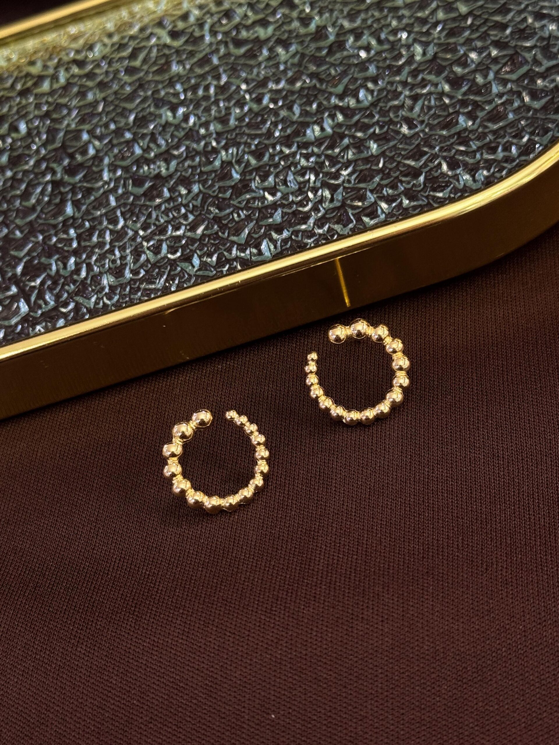 Brinco Meia-Argola Bolinhas Dourado