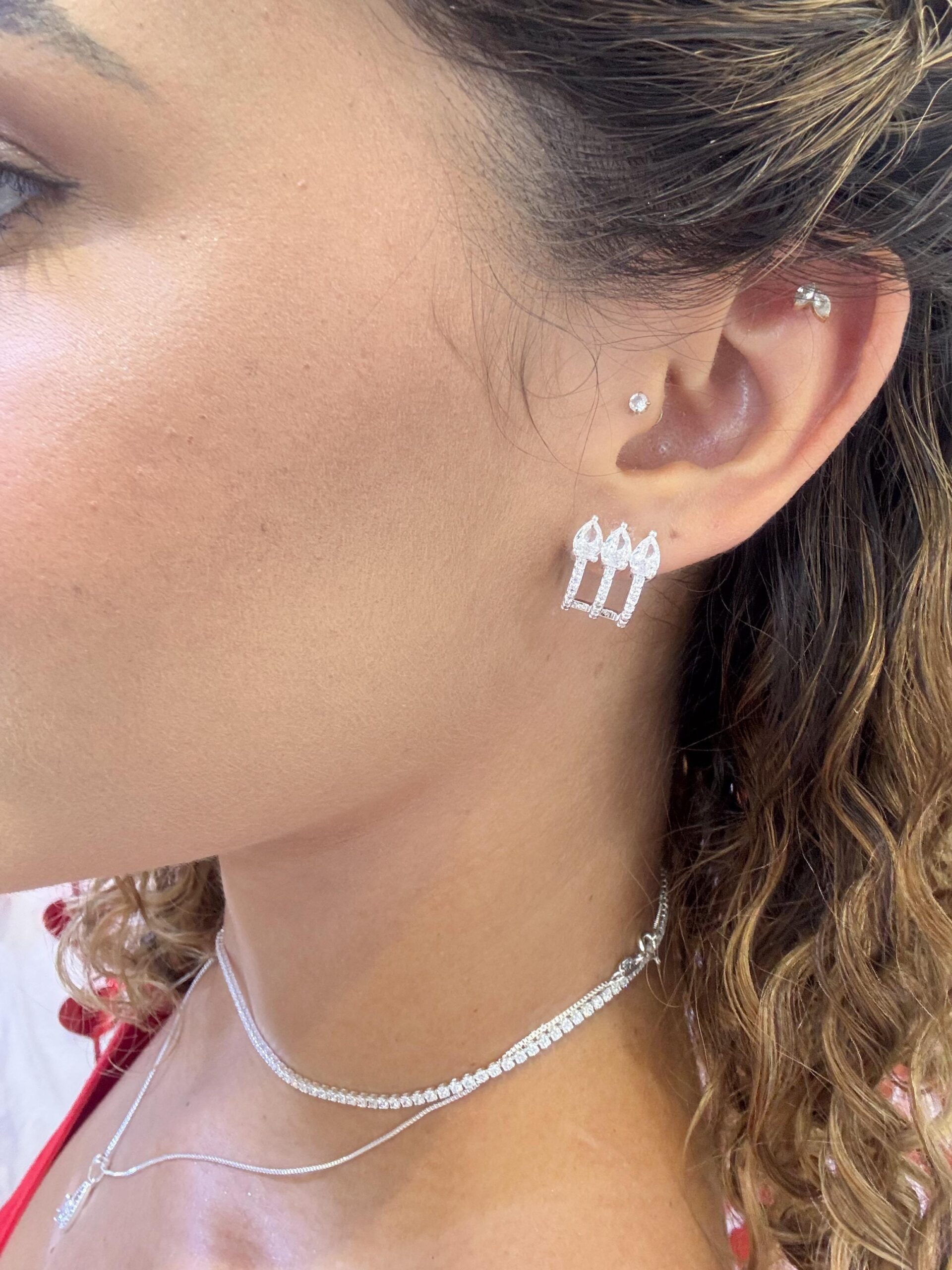 Brinco Geométrico com Gotas Cravejadas Banhado a Prata