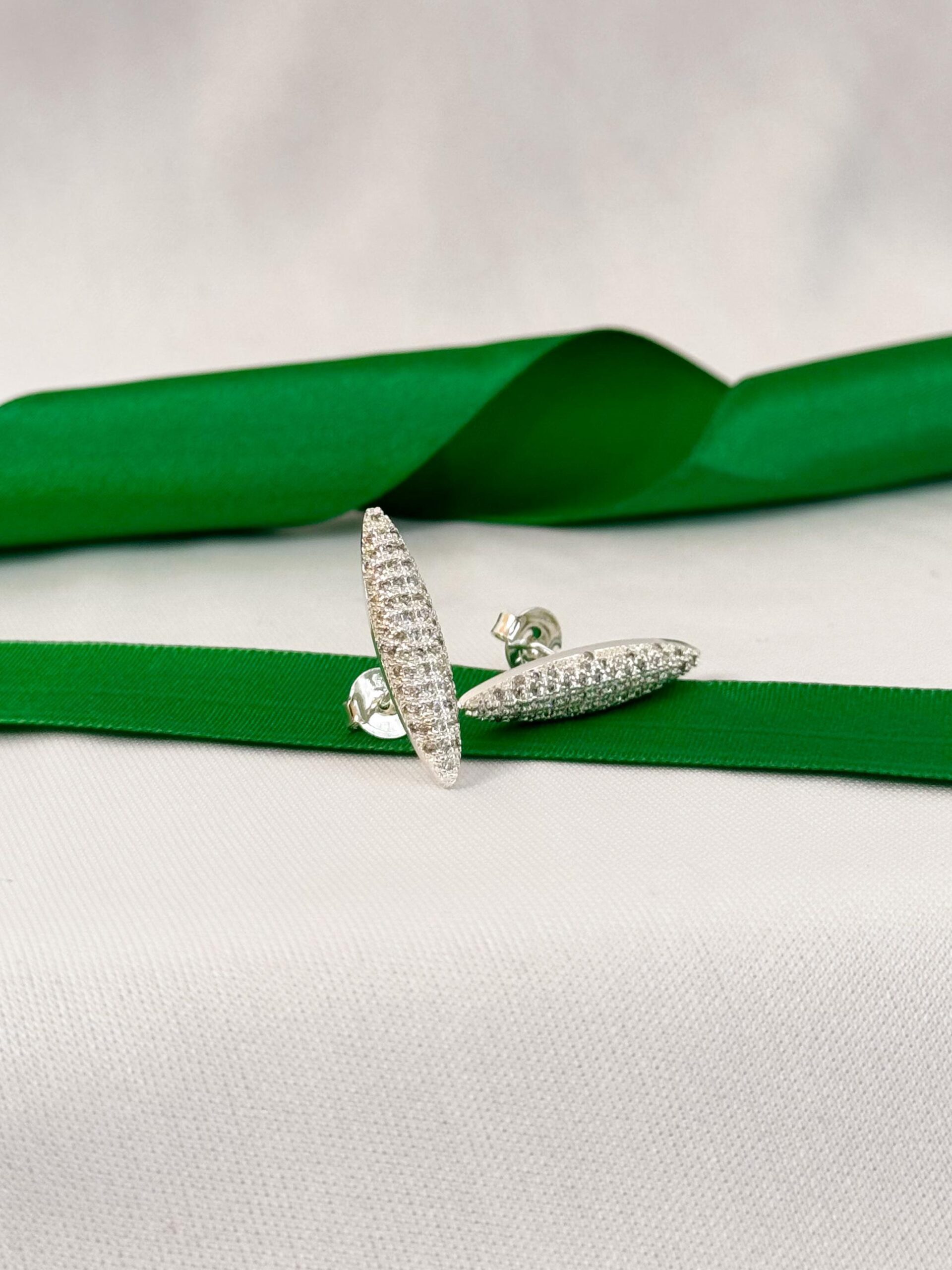 Brinco Banhado a Prata Alongado Cravejado