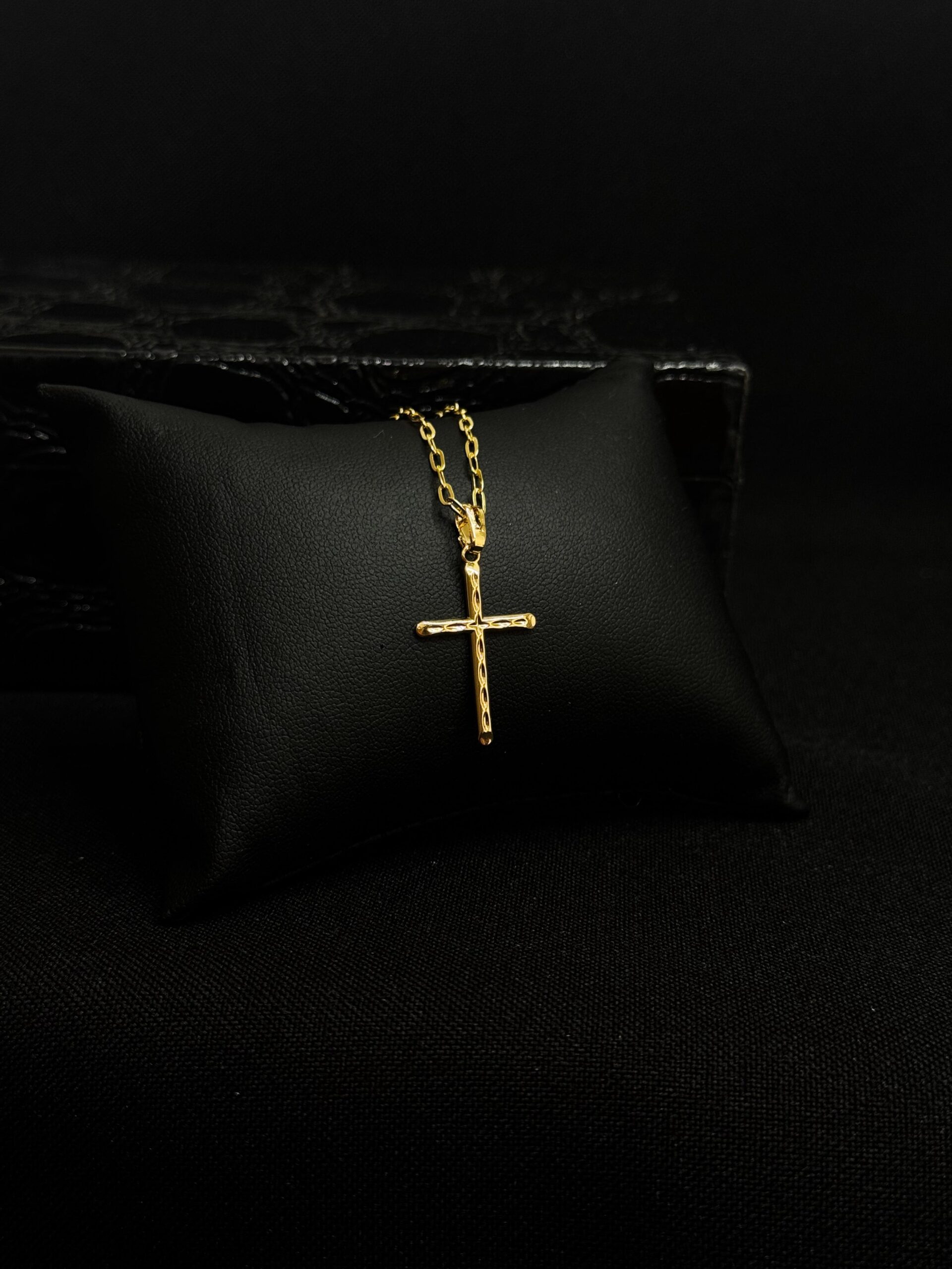 Corrente masculina crucifixo detalhado