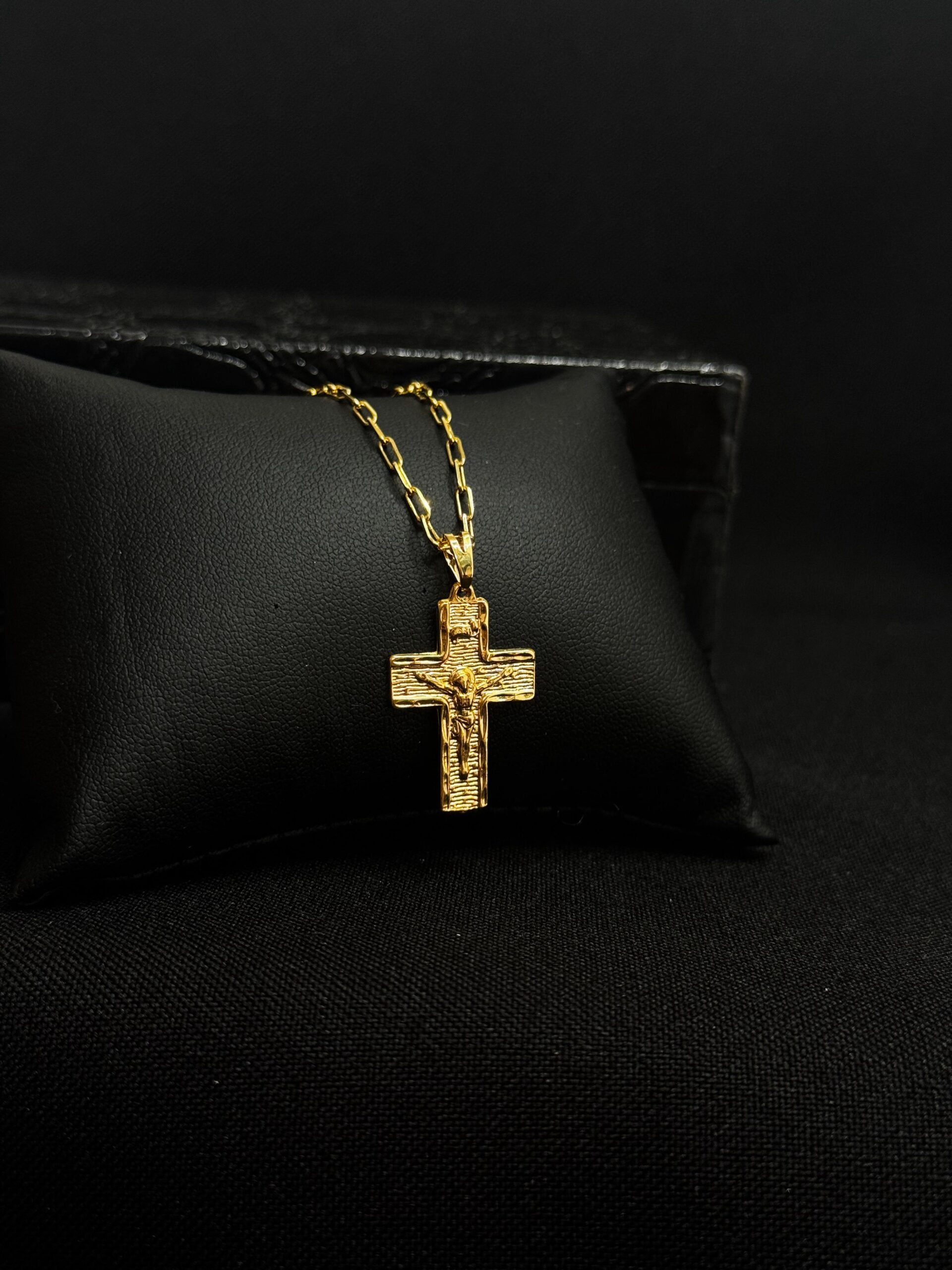 Corrente masculina crucifixo com textura