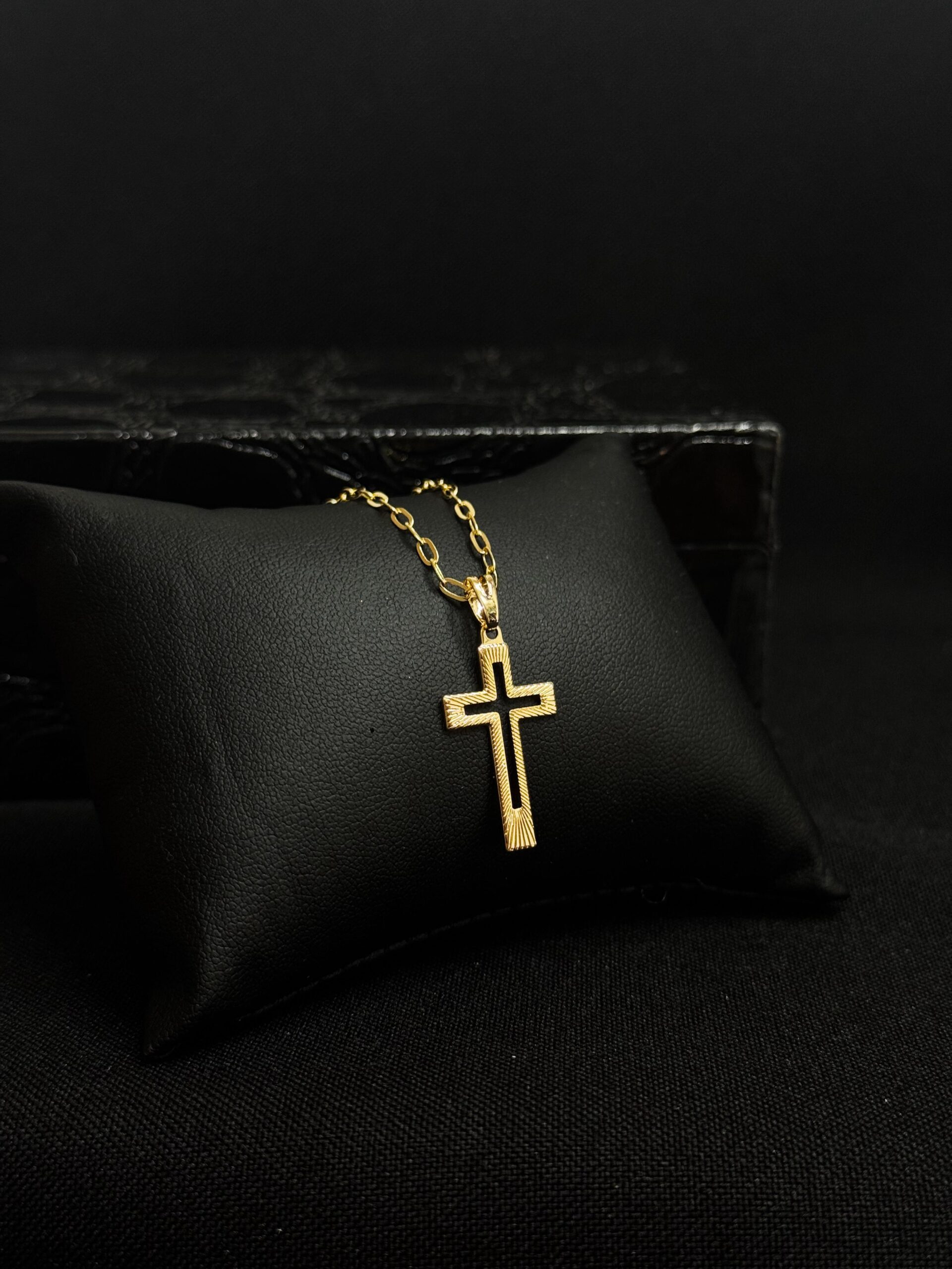 Corrente masculina crucifixo com pontas detalhadas