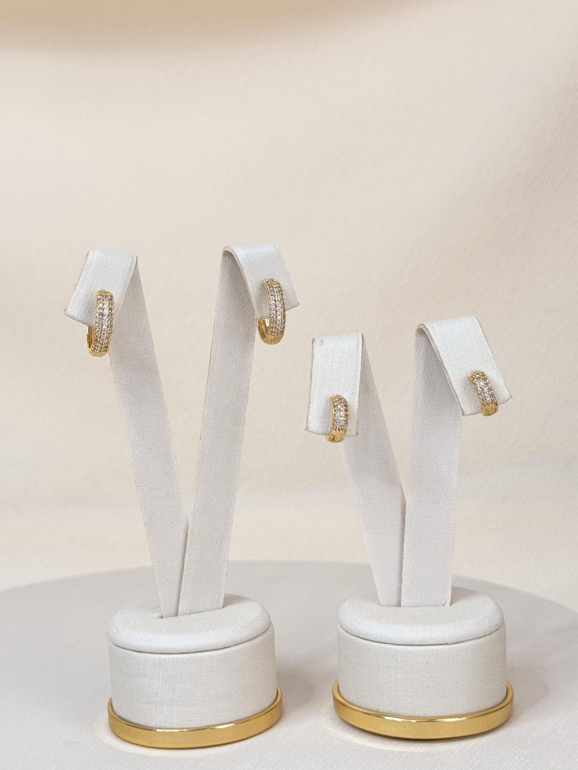 Argola click cravejada média