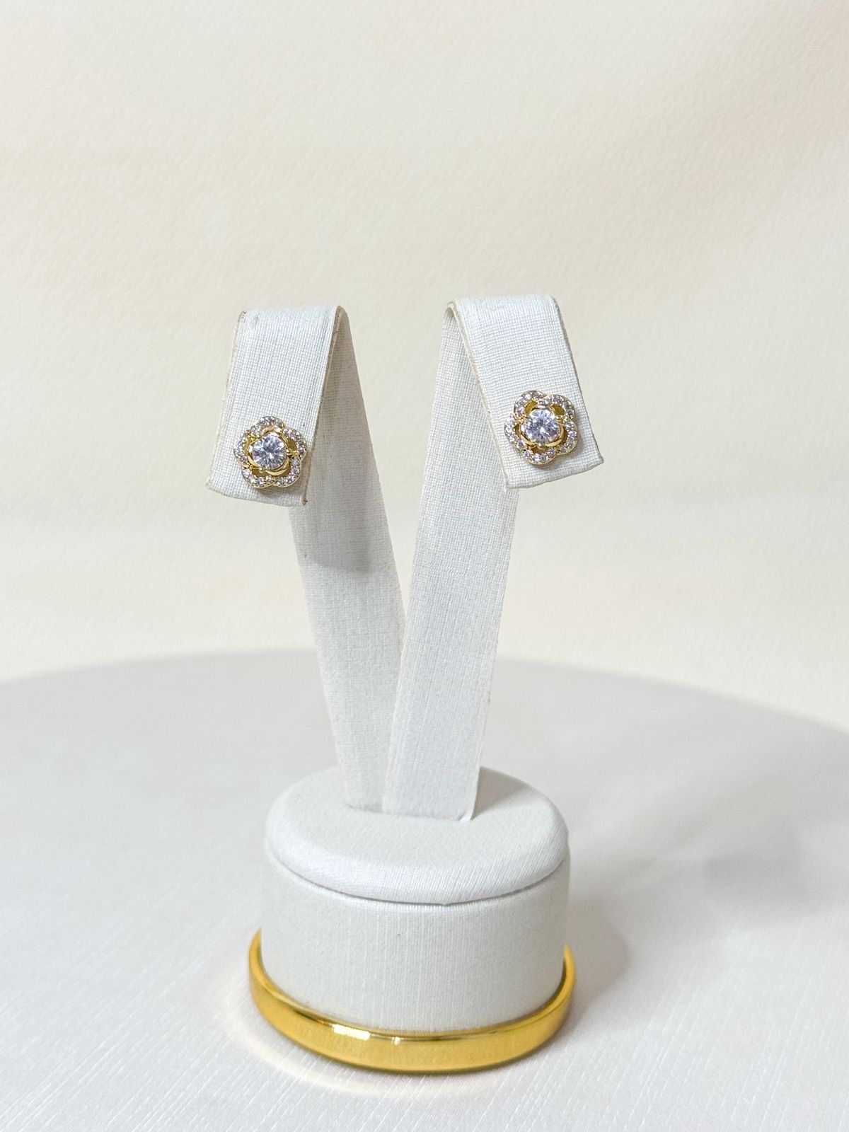 Brinco flor cravejada