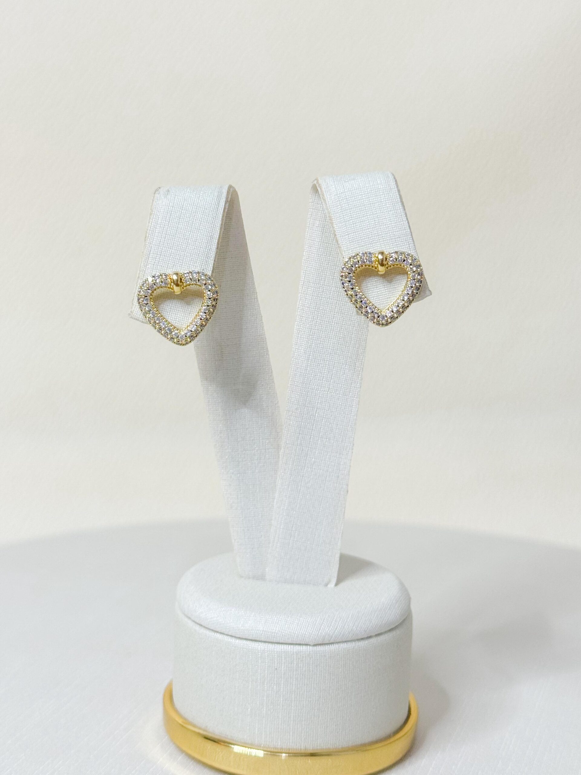 Brinco coração vazado cravejado