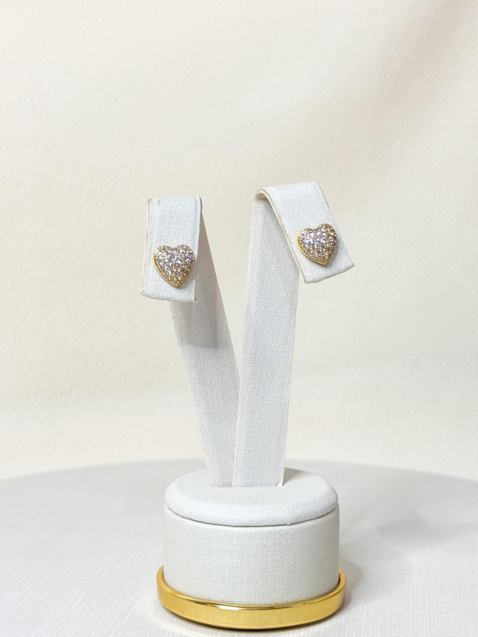 Brinco coração cravejado