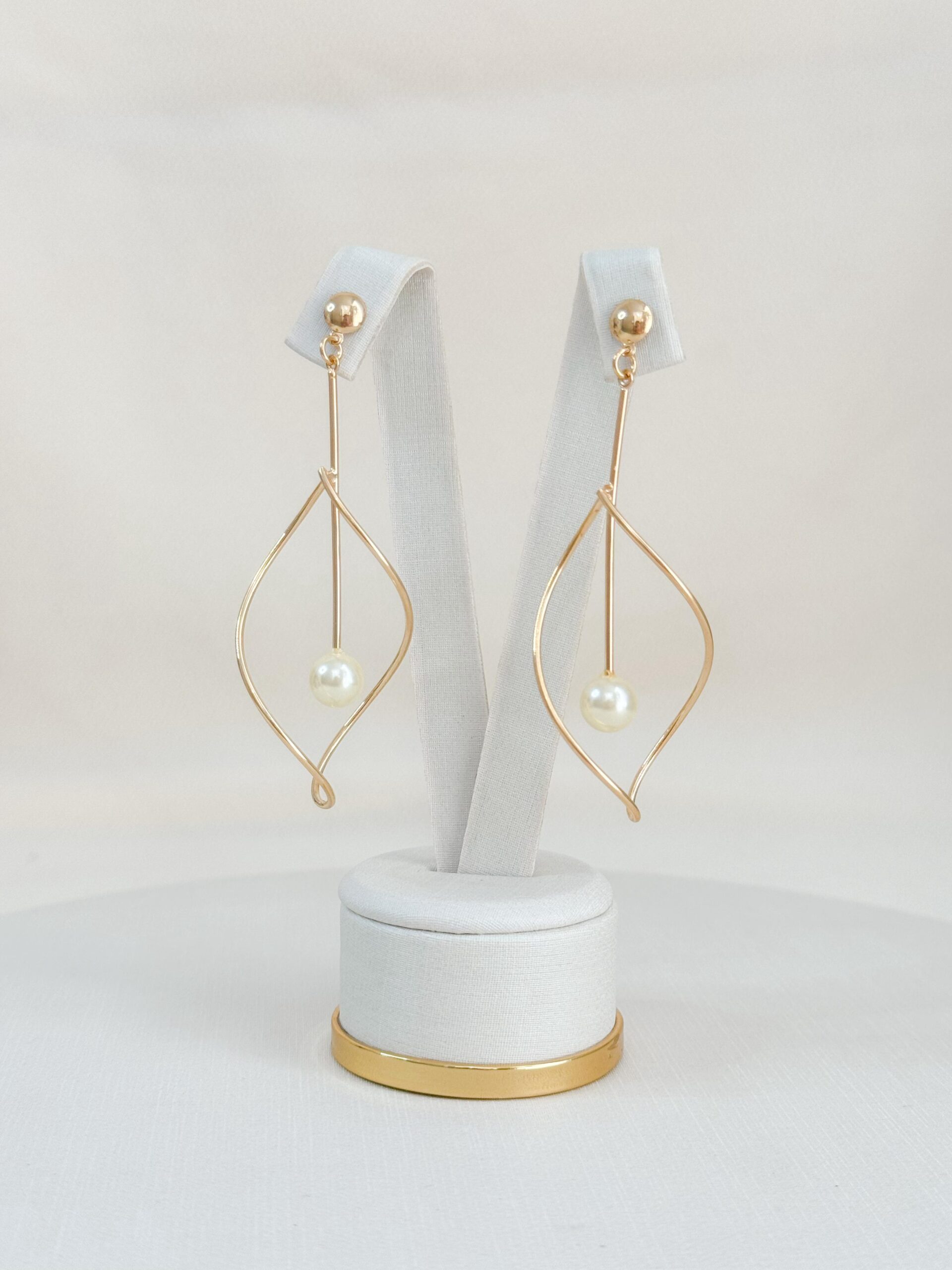 Brinco dourado com pérola