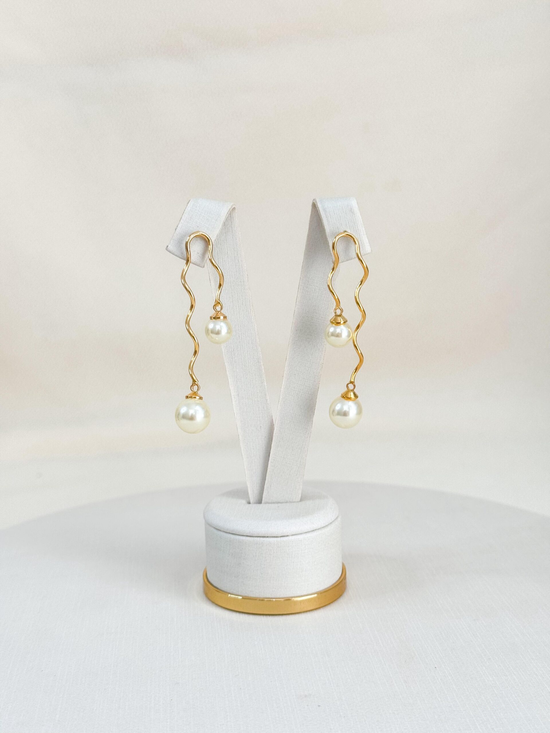 Brinco ondulado com pérola