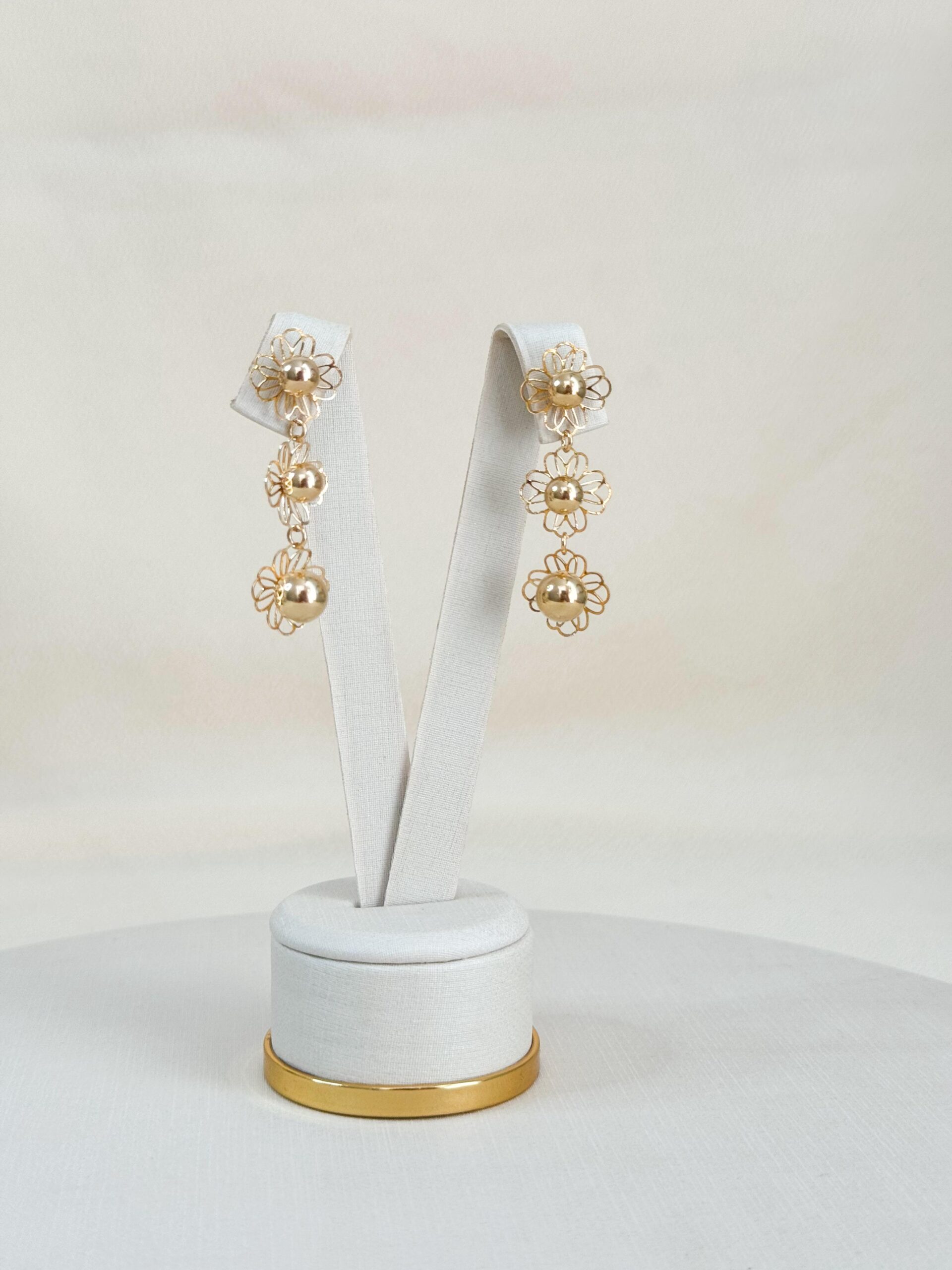 Brinco flores vazadas