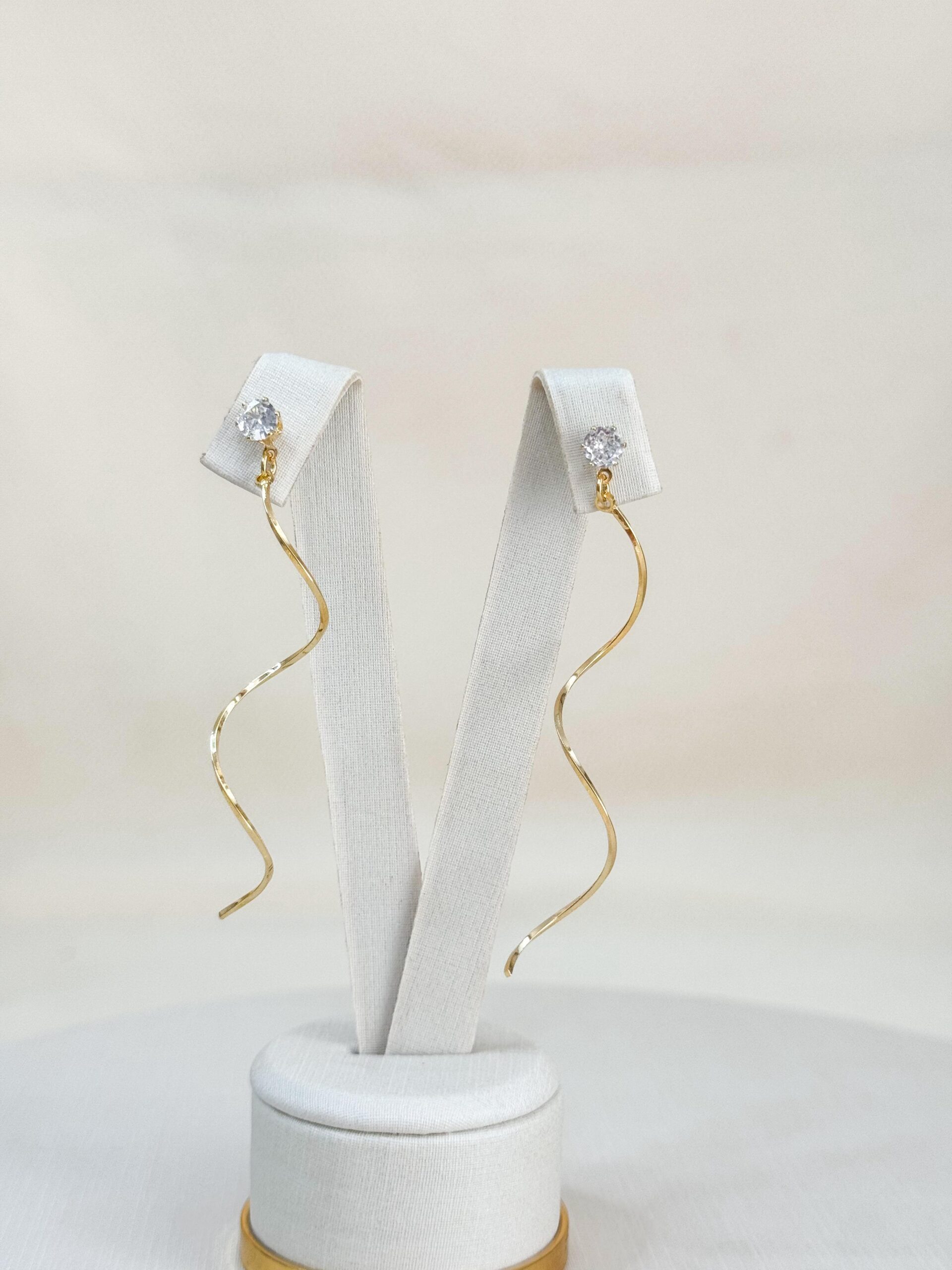 Brinco ondinha com ponto de luz