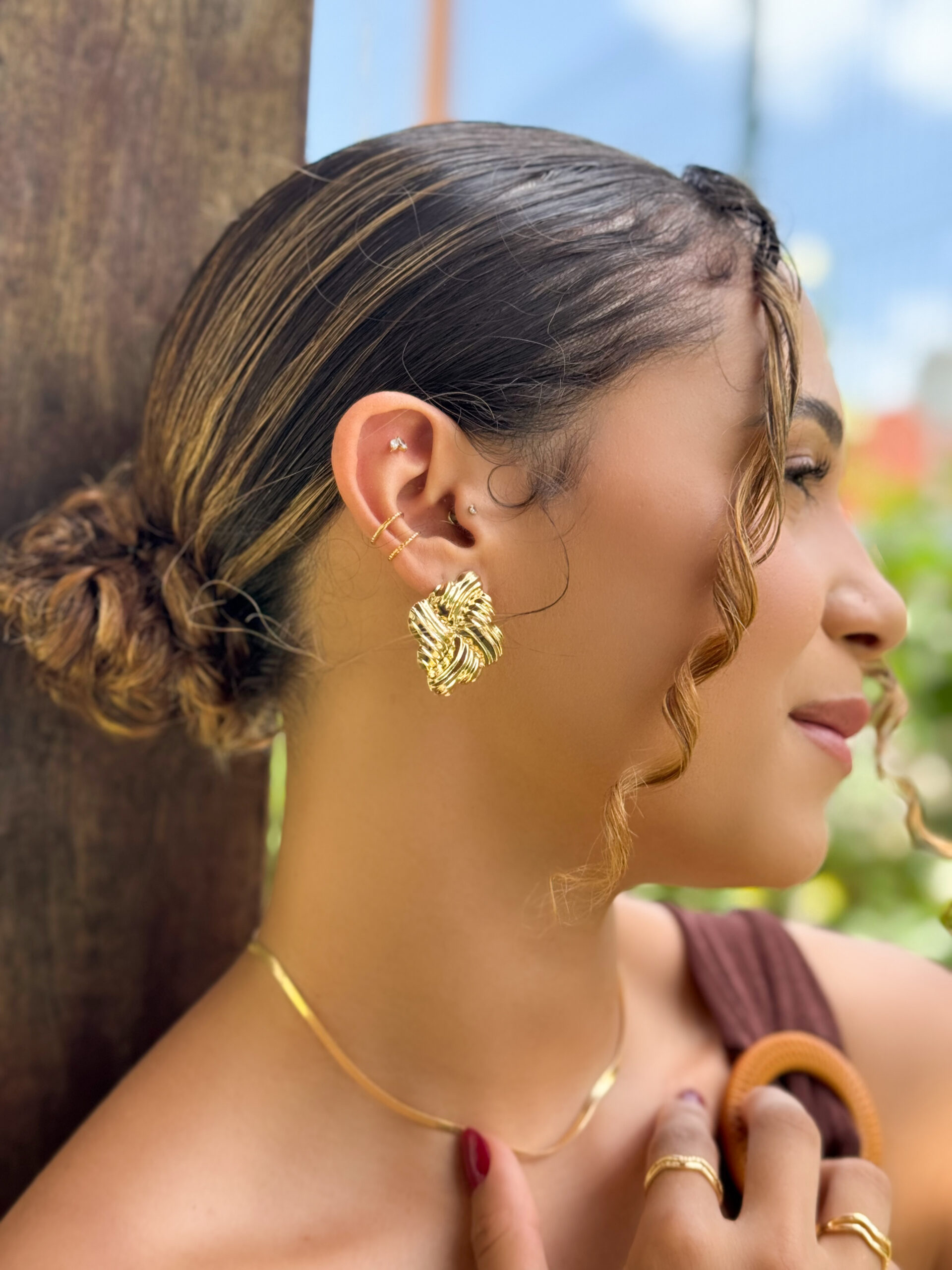 Brinco Dourado Folha Esculpida