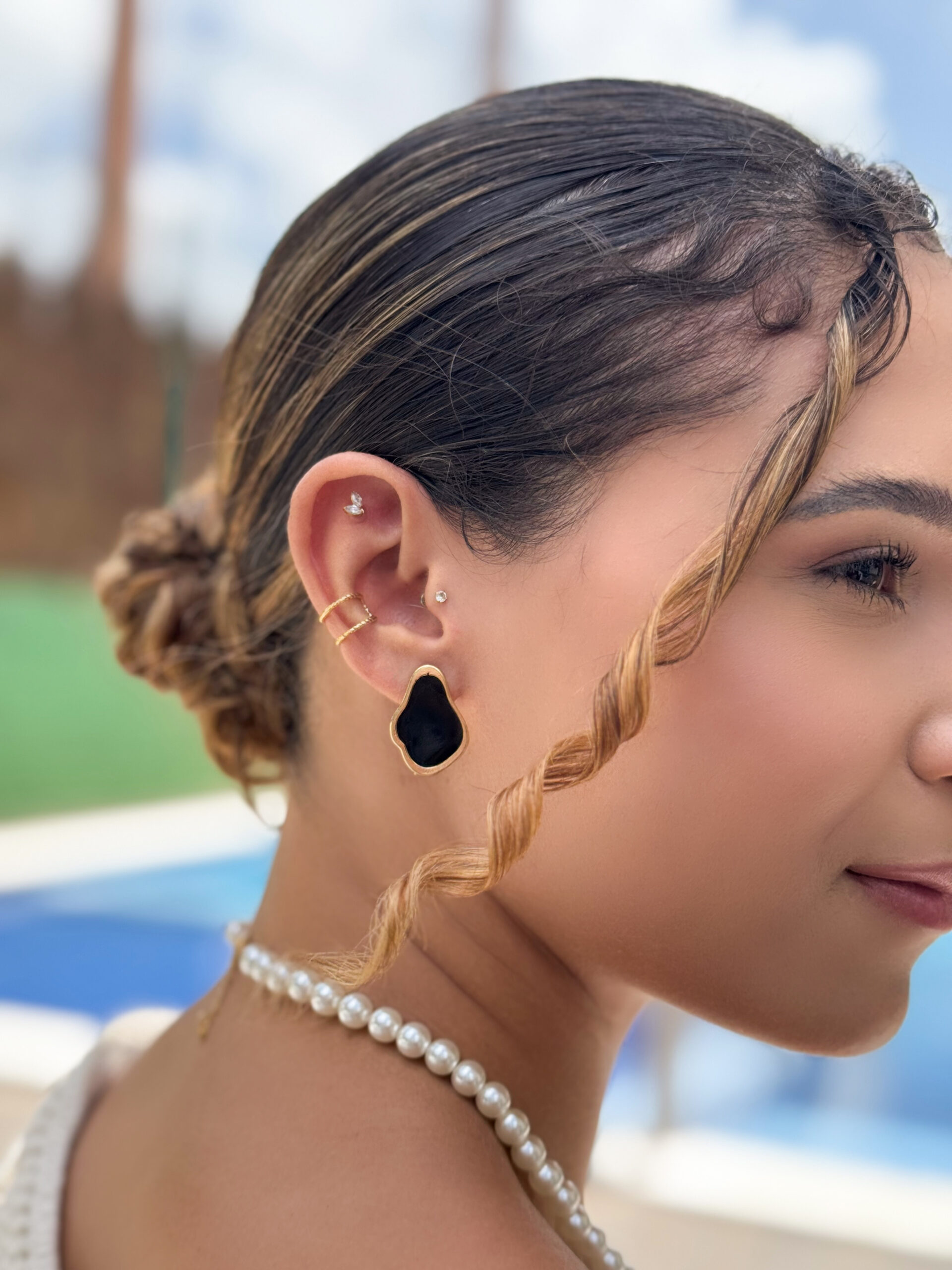 Brinco Dourado com Pedra Ônix