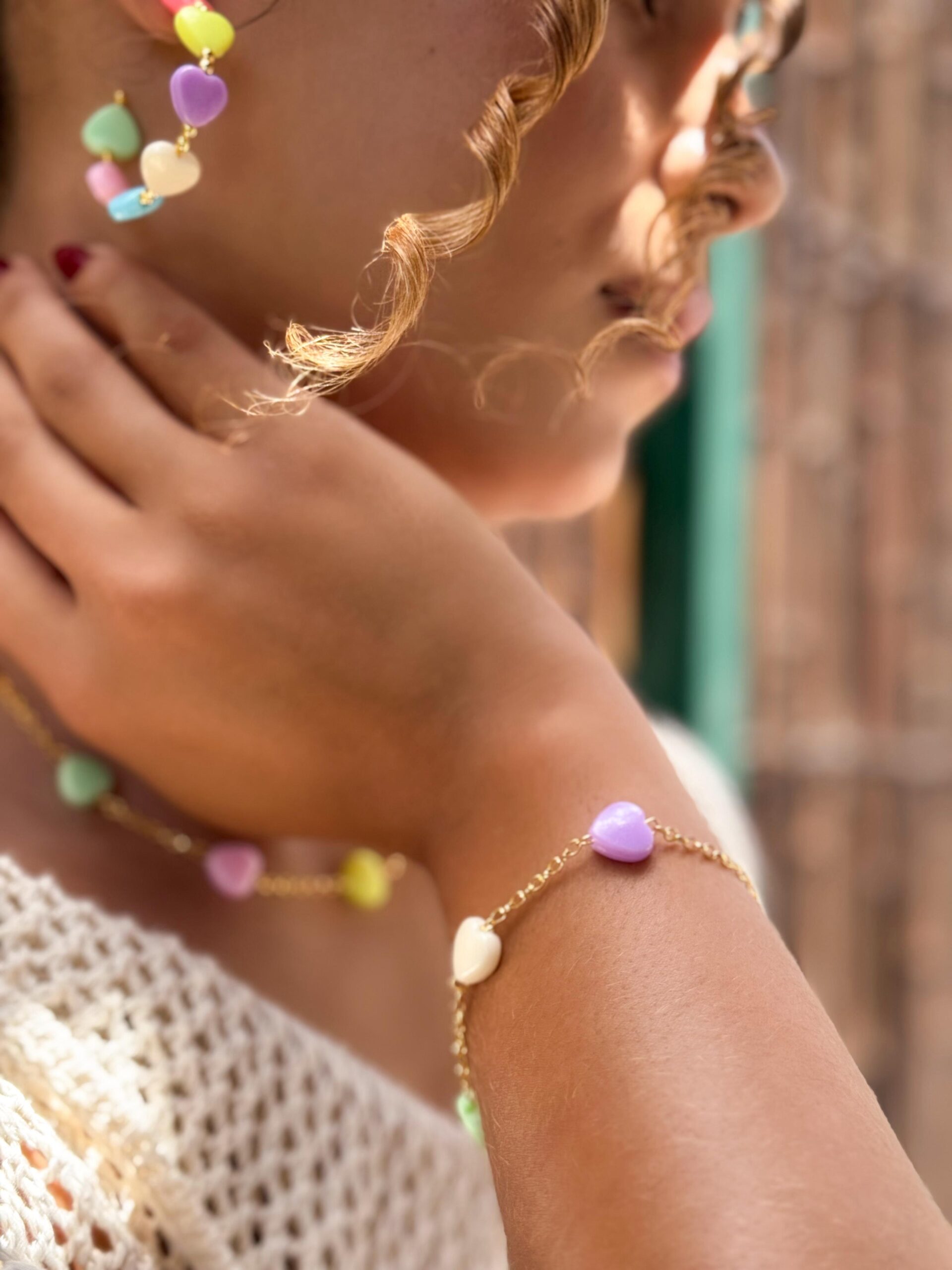 Pulseira de corações coloridos