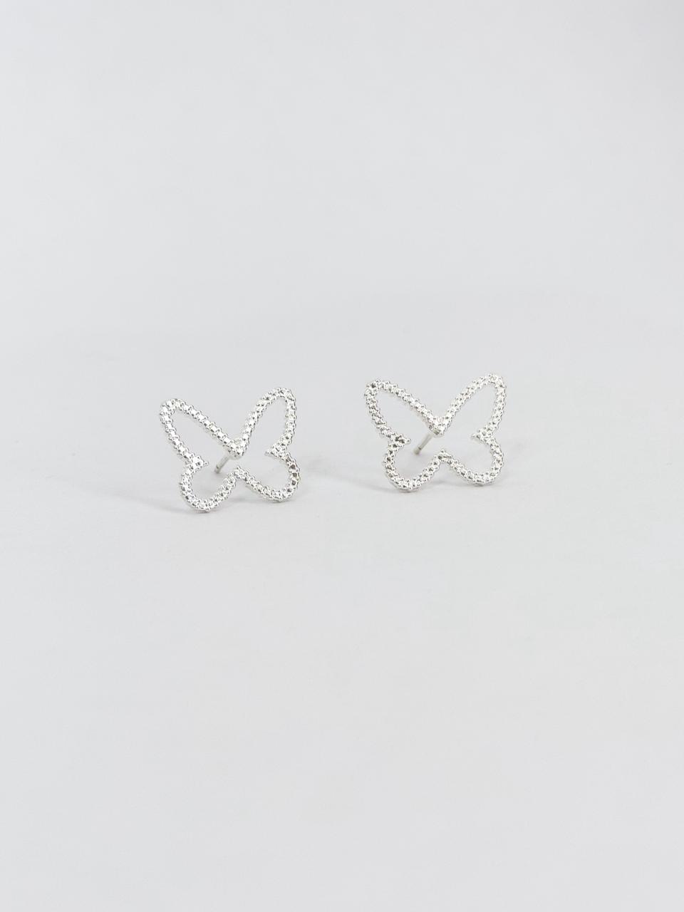 Brinco borboleta detalhada vazada banhada a prata