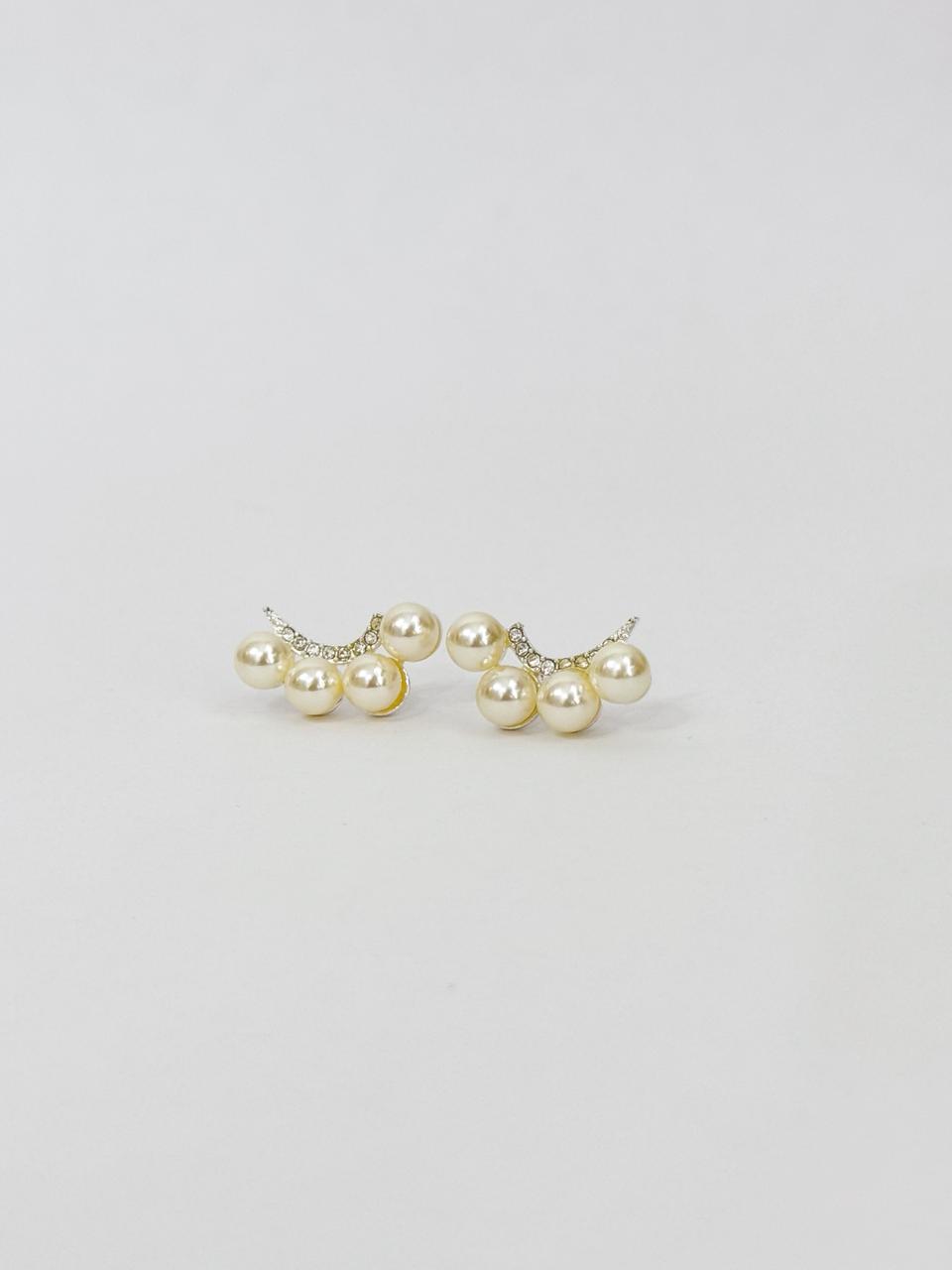 Ear cuff com pérolas banhado a prata