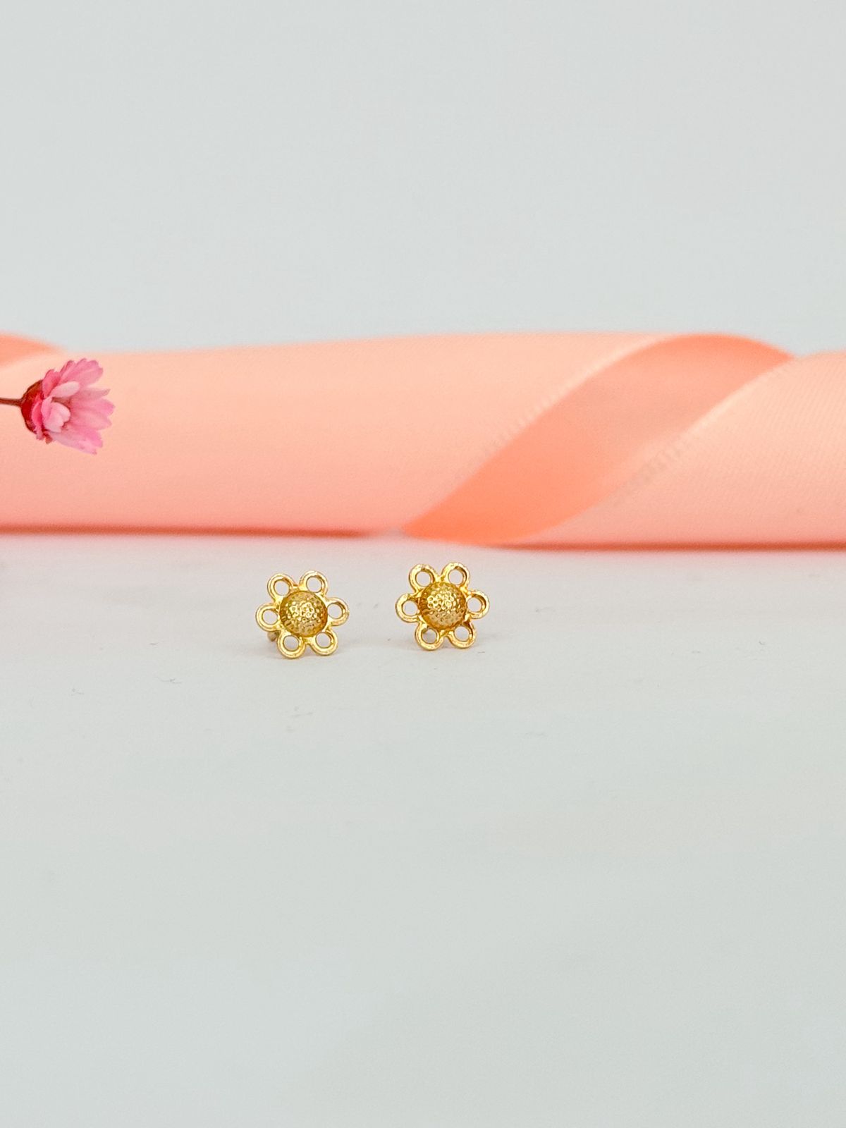 Brinco baby flor detalhada