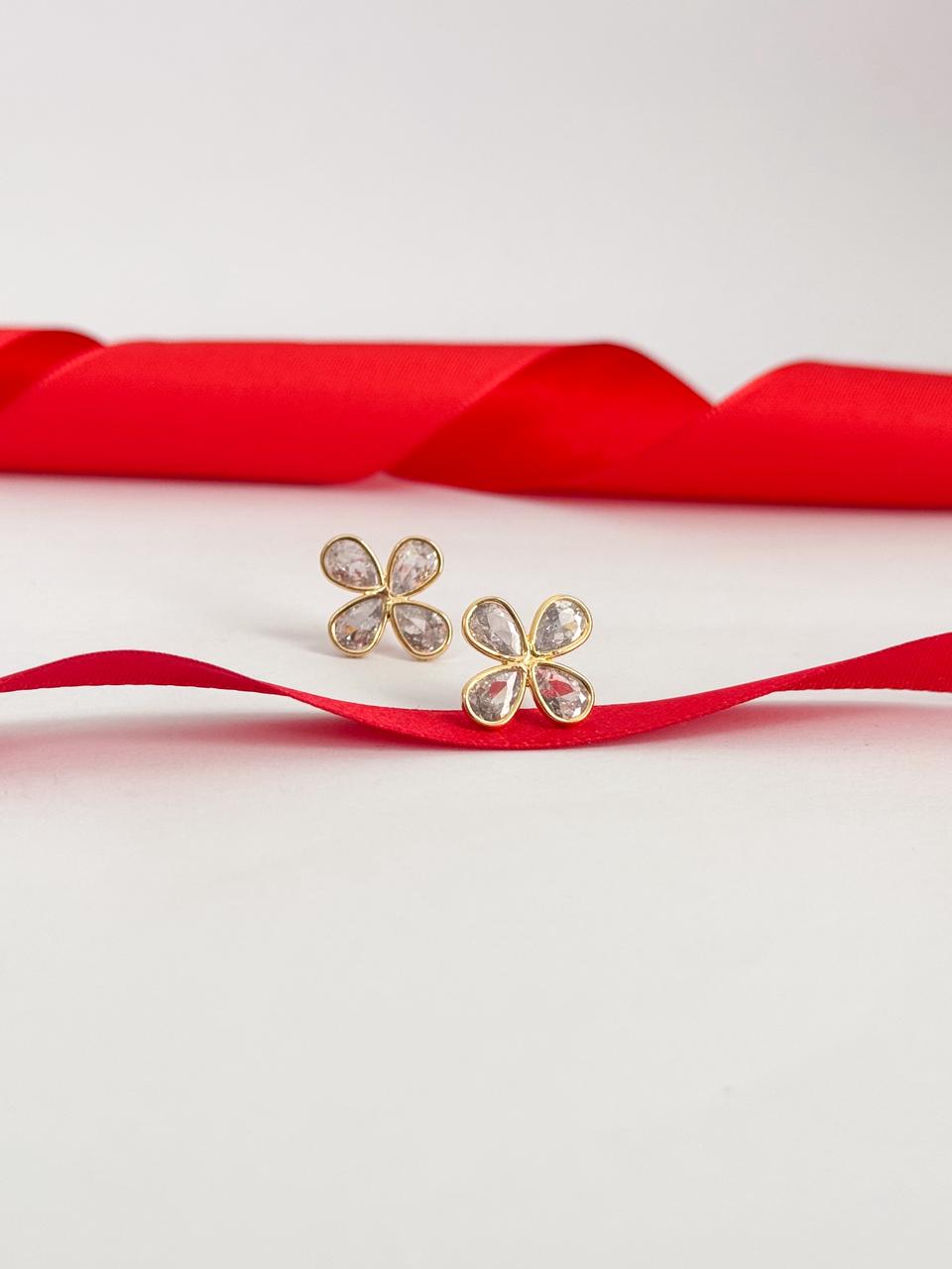 Brinco flor com pedras transparentes