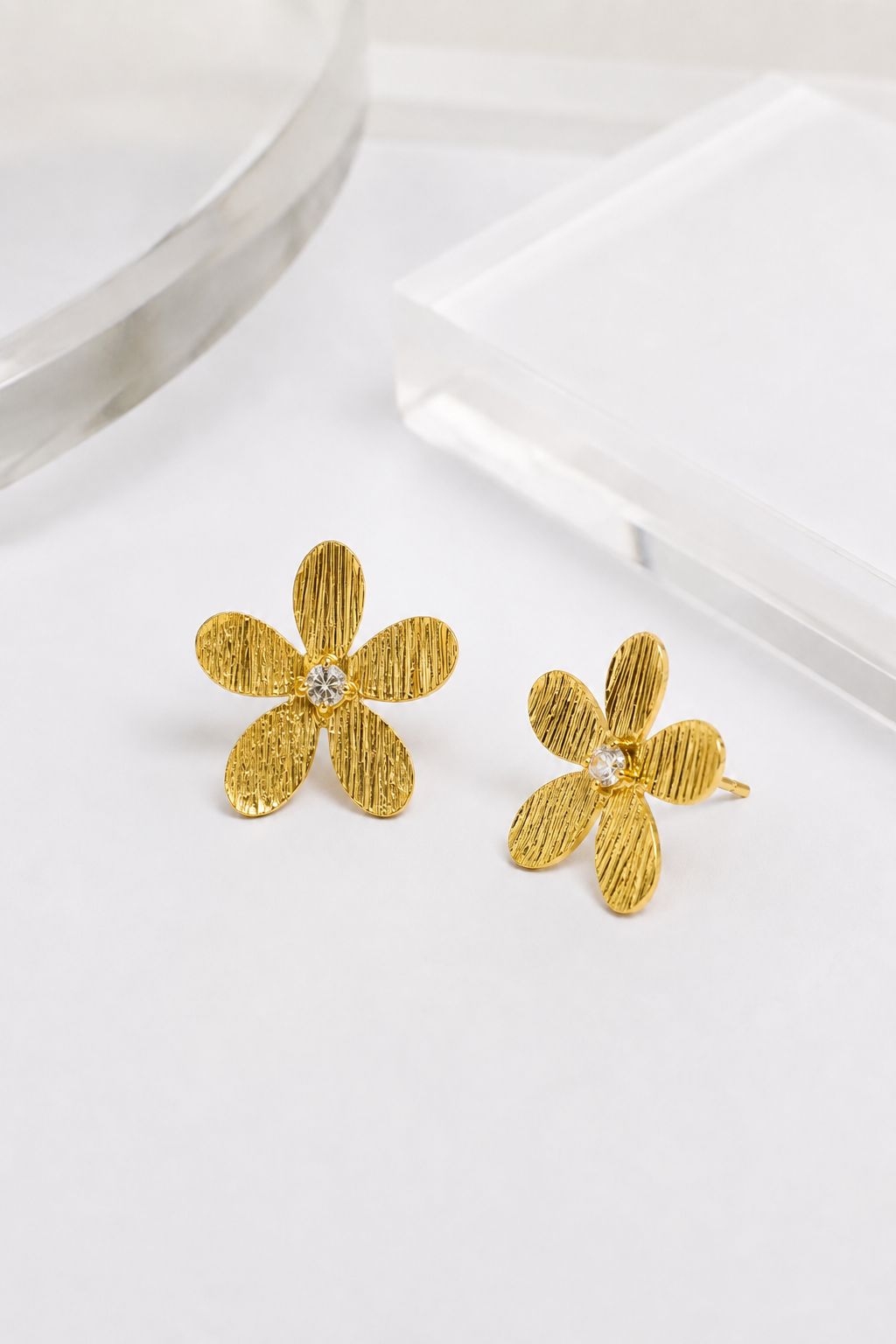 Brinco flor detalhada com ponto de luz