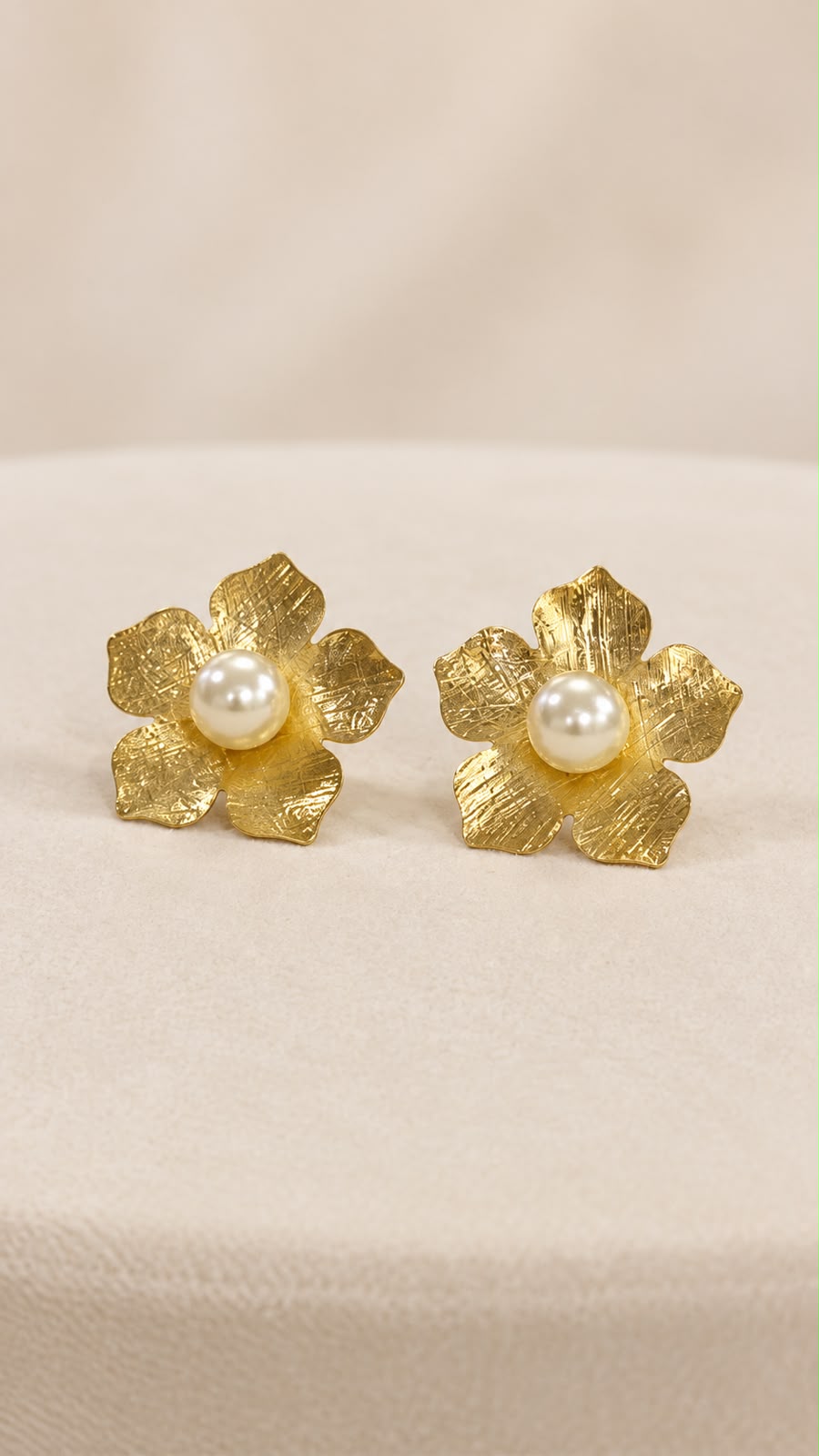Brinco flor escovada com pérola  2em1