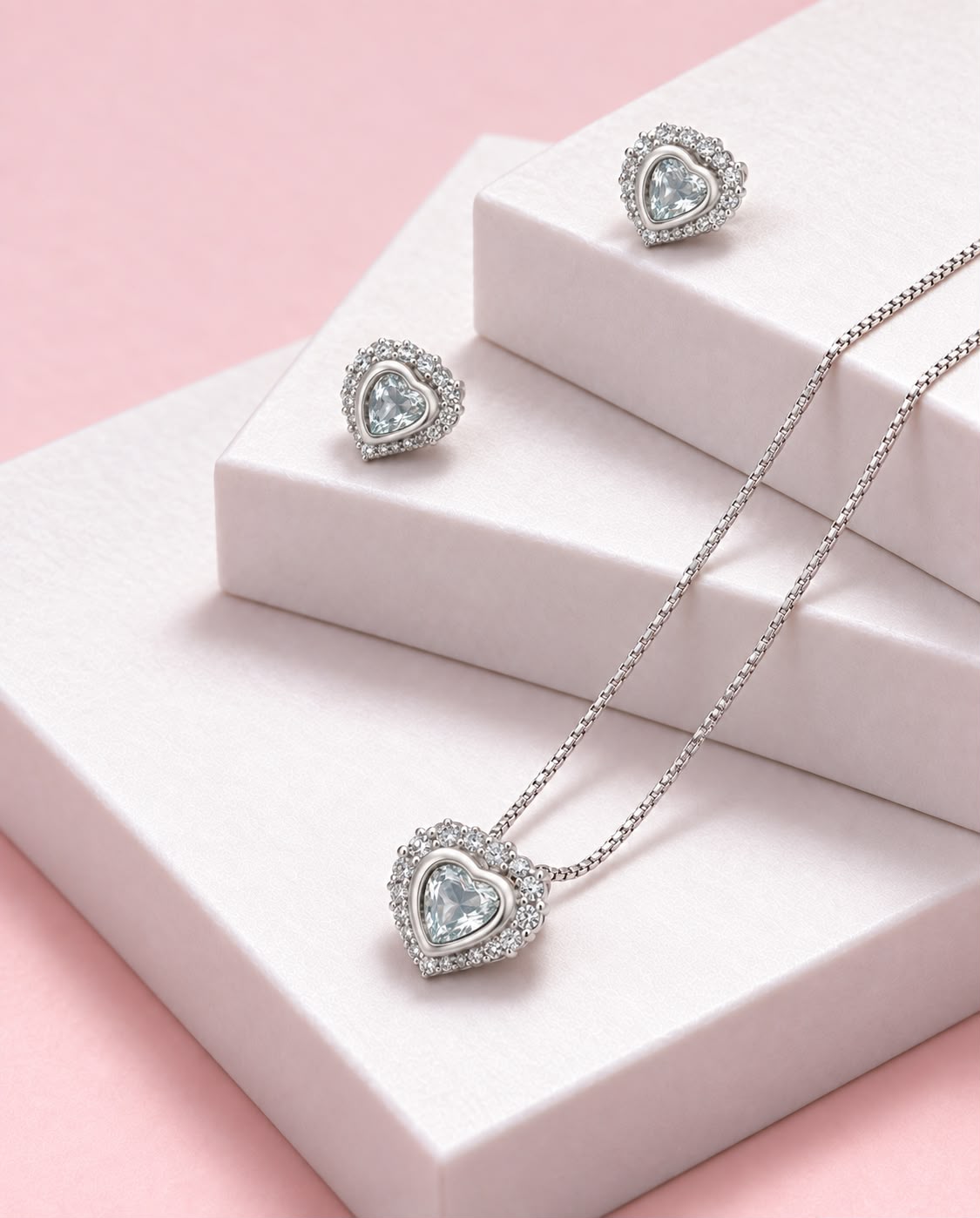 Conjunto coração cravejado com pedras de zircônia